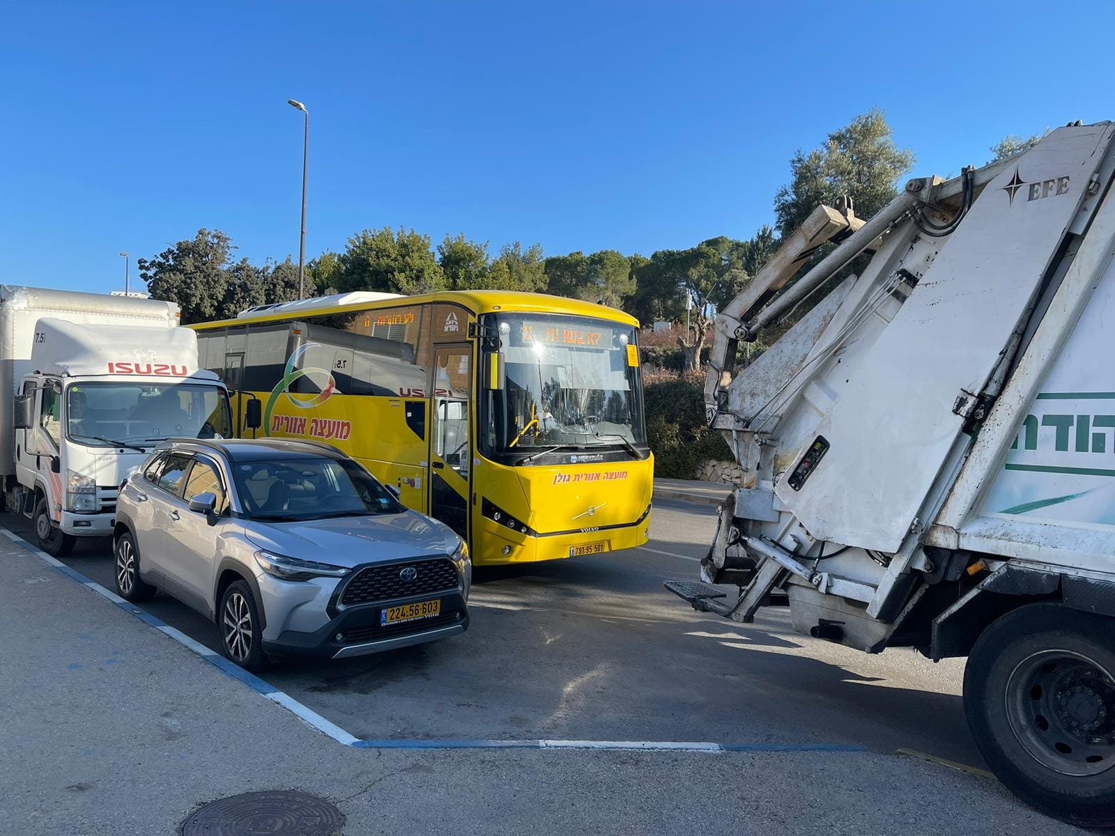 אומרים "לא" לפגיעה בשירותים לתושבים